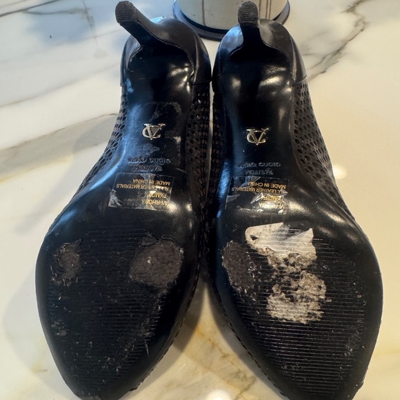 Pre Owned Vince Camuto Black Leather Perforated Hole High Heel Booties sz 7.5 M - Picture 11 of 11